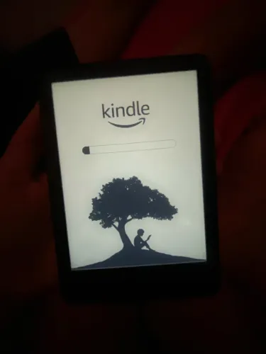 Kindle 11 geração. preto com alguns toques fantasmas