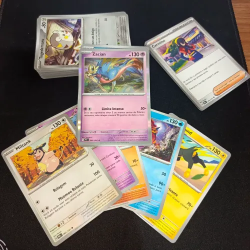Lote com 56 cartas de Pokémon TCG com 5 brilhantes LT1