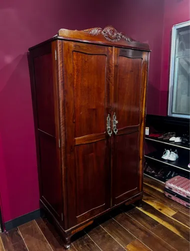Guarda-roupa clássico de madeira nobre (Imbuia)