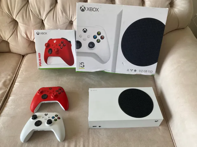 Xbox Series S com 2 Controles