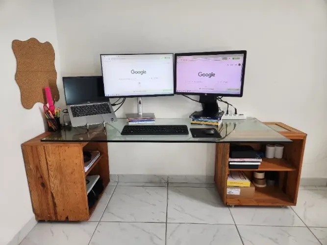 Mesa de escritório com 1 tampo de vidro e 2 cômodas de pinus