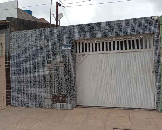 Vendo casa na avenida principal da coroa do meio .