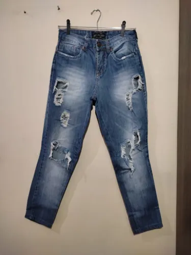 Calça jeans rasgada