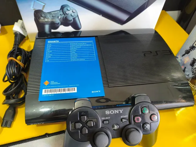 PS3 super slim 500Gb, desbloqueado Hen, 1 controle original, três jogos físicos, cabos.