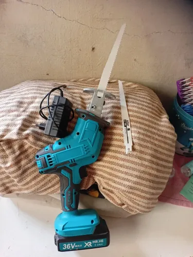 Vendo pra pegar na porta serra sabre funciona com baterias makita