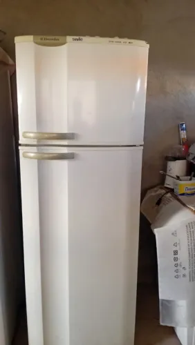 Bom dia , vende-se uma geladeira, valor 700 reais, funciona perfeitamente.