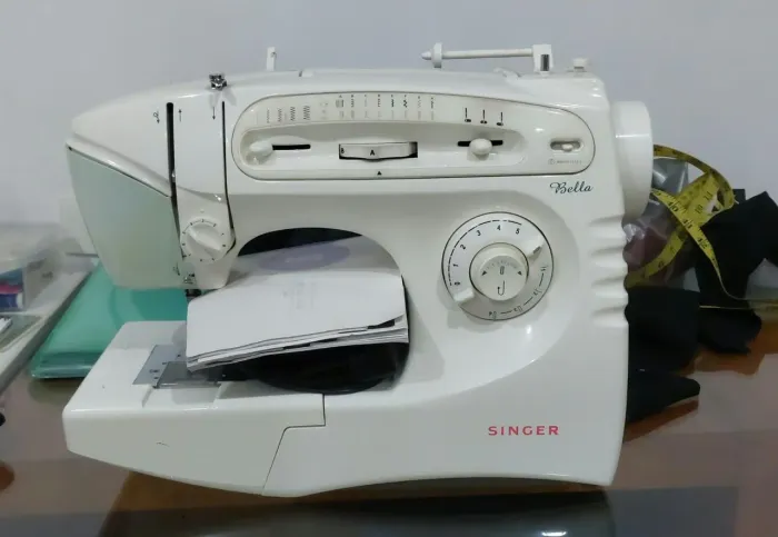 Máquina de Costura Singer Modelo Bella