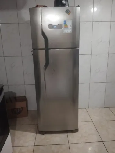 Vendo geladeira Eletrolux 310 litros 