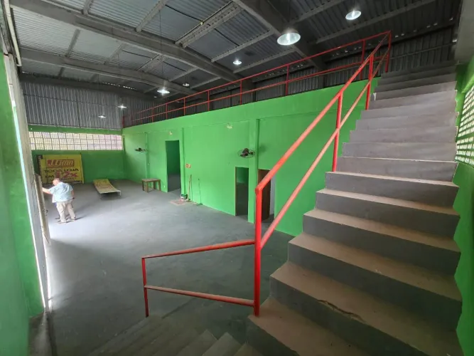 Aluga-se Galpão no bairro Tomba com 360 metros Quadrados