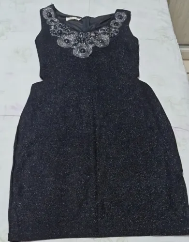 Vestido preto de brilho e com pedras