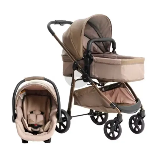 Carrinho de bebê com bebê conforto