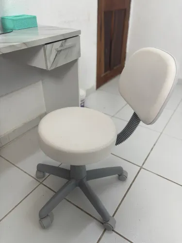 Mocho Profissional com Encosto Ideal para Estética e Clínica