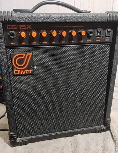 Vendo amplificador Oliver GS-15x, funcionando normalmente, pequenos detalhes de acabamento