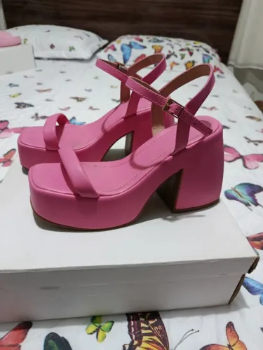 Sandálias femininas semi novas