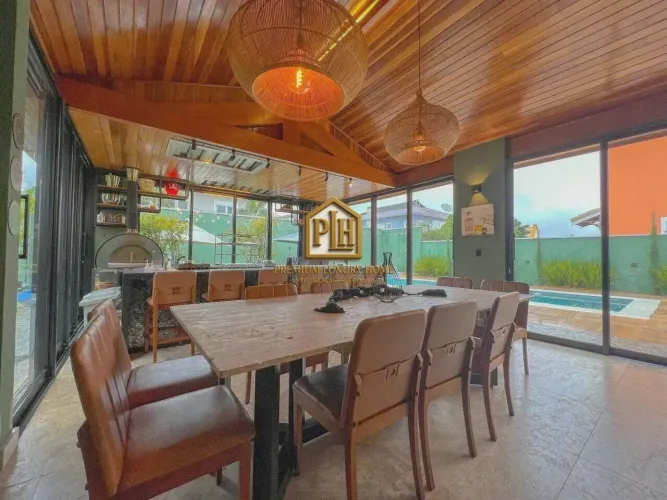 CASA DE CONDOMINIO FECHADO COM 5 SUITES EM ATIBAIA