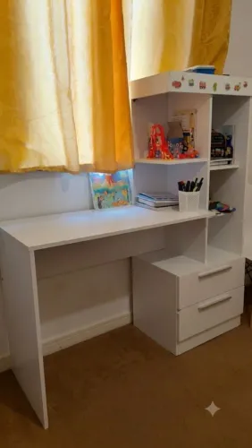 Kit mesa com estante acoplada + mesa com rodinhas escritório completo