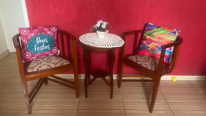 Conjunto de Madeira Maciça (2 Cadeiras Estofadas + Mesinha de Centro/Apoio)