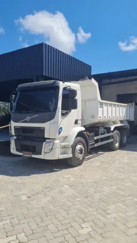 Caminhão volvo 270 truncado