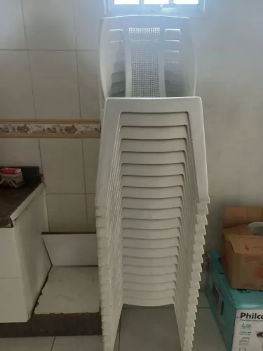 Vendo jogo de 21 cadeiras plásticas com encosto reforçado