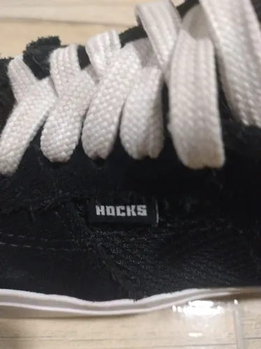 Vendo tênis Hocks , unissex na cor preta.Tamanho: 37