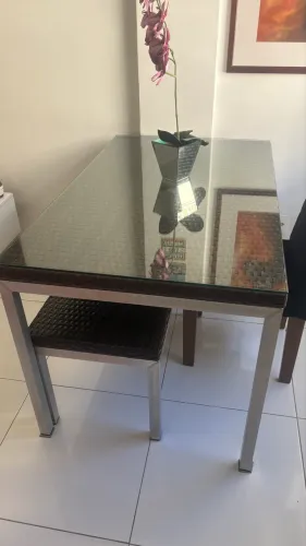 Mesa com dois bancos