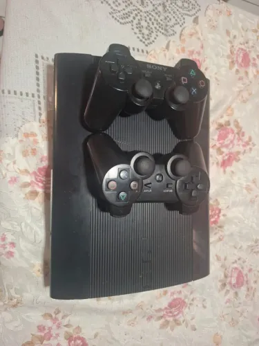 Ps3 super slim desbloqueado com varios jogos instalados e 2 controles