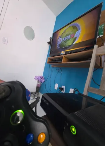 Xbox super slim 1 manete com fio um jogo Fifa 15 original