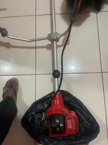 Roçadeira de grama usada uma vez só