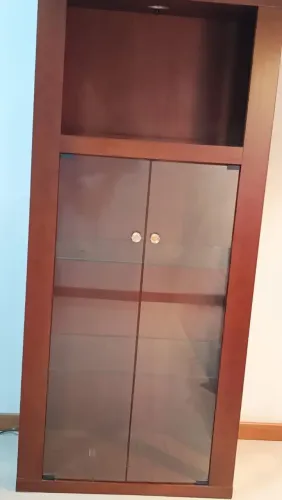 Cristaleira com portas e prateleiras de vidro