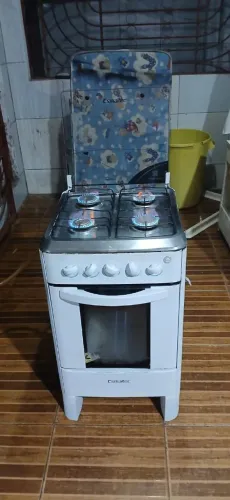 Vende-se fogão 4 bocas todo ok bocas e forno pelo fósforo ou esqueiro 299$ entrega grátis 