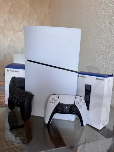 PlayStation 5 (PS5) Digital - Semi-novo Completo com 2 controles
