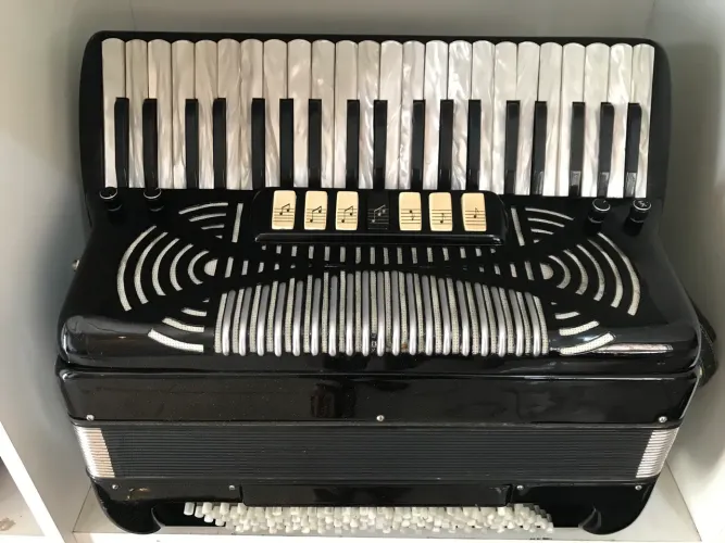 Acordeon Rivoli By Sonola italiano 3 voz oitavado 120 baixos 