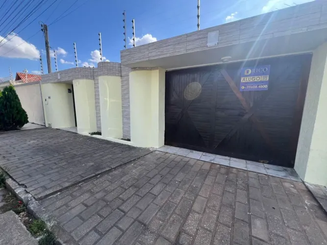 Casa ampla e bem ventilada - 03 quartos, sendo 01 suíte, 02 vagas de garagem