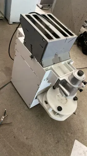 Máquina para fabricação de do es e salgados.