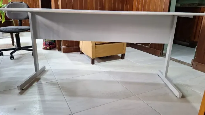 Mesa grande de escritório 1,55m - estrutura metálica