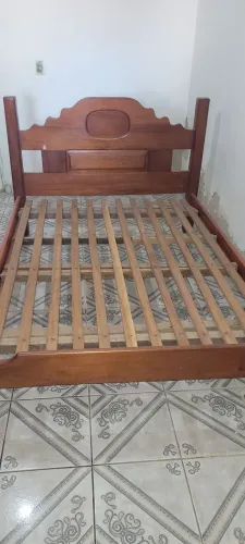 Vende-se essa cama, sofá e máquina de costura