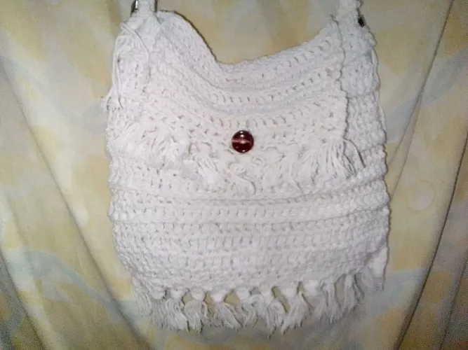 BOLSA DE OMBRO - (CROCHÊ) FEM. (FEITA A MÃO/BRANCA).
