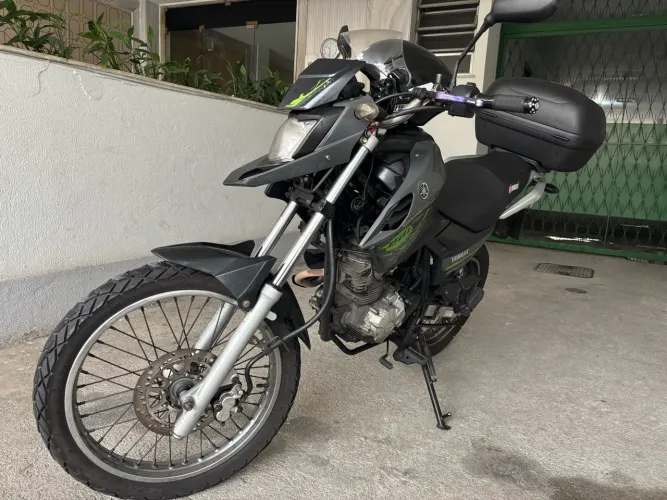 Moto toda inteira muito bem conservada sem nada pra fazer