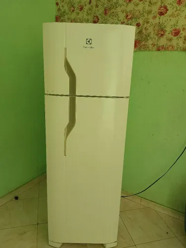 Vendo essa geladeira Eletrolux.