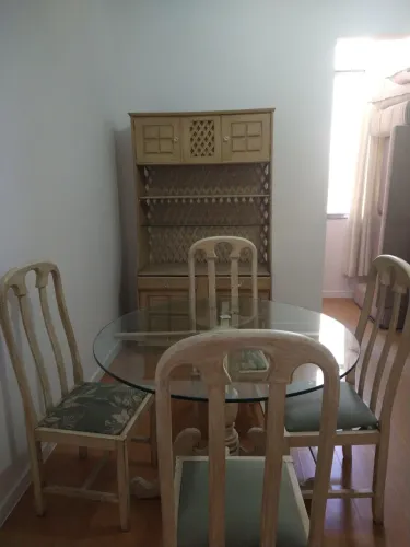 Mesa 4 cadeiras e Estante