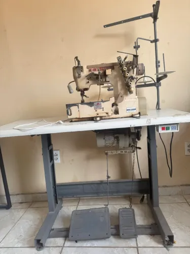 Vendo Máquina de Costura Goleira