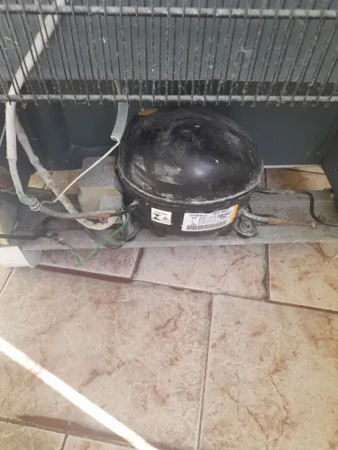 Motor de geladeira  roc31 esmaltec usado funcionando  direitinho 