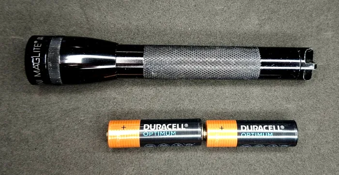 Lanterna vintage Mini Maglite início dos anos 2000