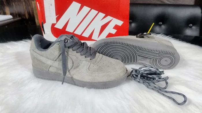 Tênis Nike 39 camurça cinza novo
