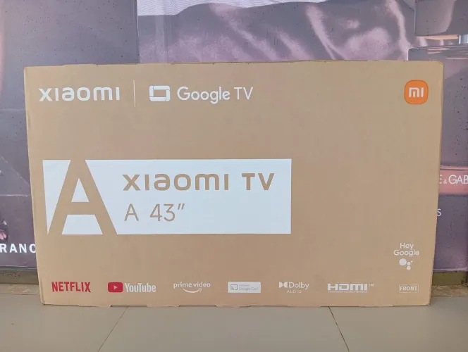 Smart TV 43' Xiaomi nova, lacrada na caixa 