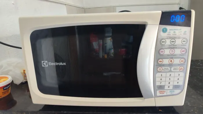 Vendo microondas Electrolux semi-novo