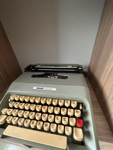 Máquina de escrever para decoração Olivetti college