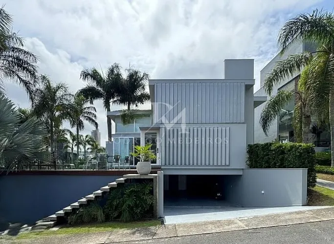 Casa mobiliada de 4 suítes à venda na Praia Brava, Itajaí