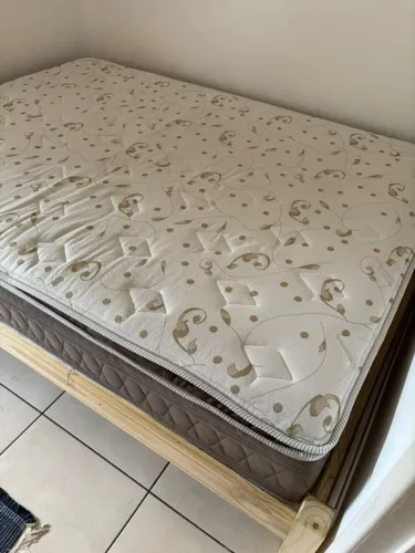 Cama de Casal Completa (Estrutura de Madeira Maciça + Colchão)