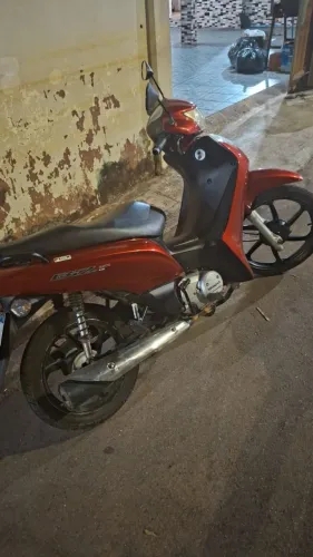 Moto bem conservada , documentos em dias sem sinistro algum